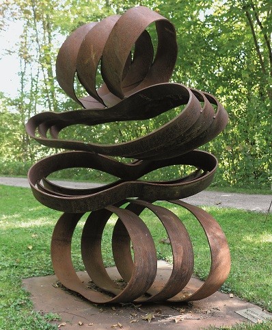 Das Foto zeigt Dietmar Grubers "Schleifenverschiebung gestapelt" aus Corten-Stahl. Das Kunstwerk ist an der Jahnstraße aufgestellt.