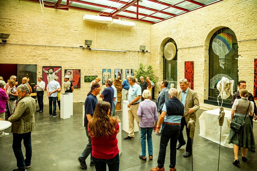 Das Foto zeigt viele Menschen im Atrium im Stadtmuseum bei der Finissage der Kunstmeile.